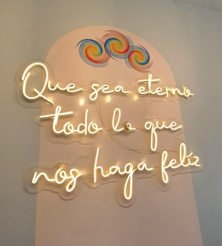 a neon sign that says que se ceremas tod la give nos haga feliz