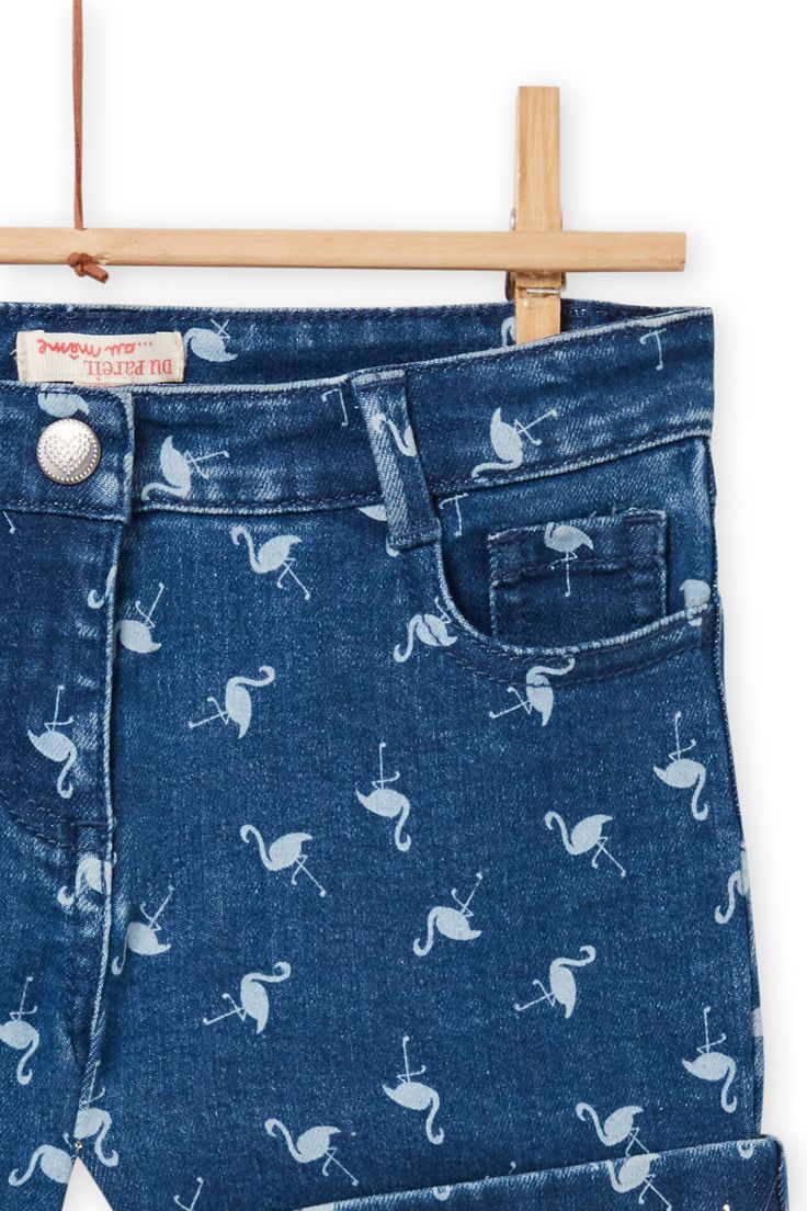 Short denim brut à imprimé flamand rose.- Ouverture zippée avec bouton-pression à motif c?ur sur le devant- 5 poches sur le devant et au dos- Passants de ceinture- Jacron à imprimé c?ur au dos- Revers à la base Pull Bebe, Short Denim, Pants, Trousers