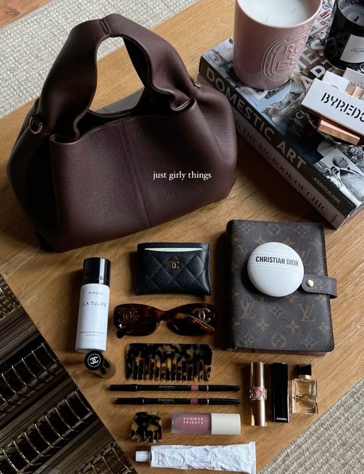 Everyday Bag Essentials, Inside My Bag, Estilo Indie, Purse Essentials, Handbag Essentials, What In My Bag, Autumn Outfits, Bags Aesthetic, Essential Bag