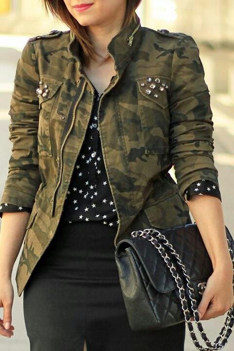 Glam rock look. Womens Camo Fashion, Army Fatigue Jacket, Camo Jacket Women, Camouflage Military Style Tops For Streetwear, Military Camouflage Utility Jacket For Fall, Army Look, Military Style Camouflage Tops With Pockets, Army Fatigue, Fitted Camouflage Military Outerwear