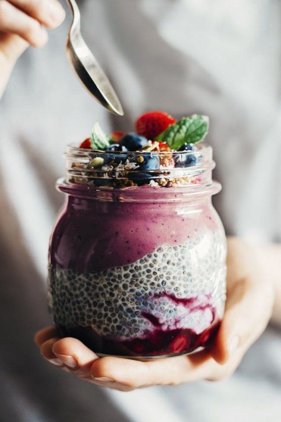 a person is holding a jar filled with chia seeds and berries, while the words anatomia pink are above it