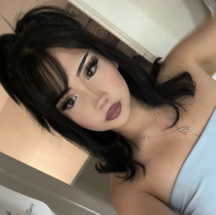 Emo Y2k Makeup Looks, Makeup Looks With Lashes, 2000s Latina Makeup, Y2k Pics, Y2k Makeup Looks, Latina Makeup Looks, Asian Makeup Tutorials, Latina Hair, Contouring Makeup