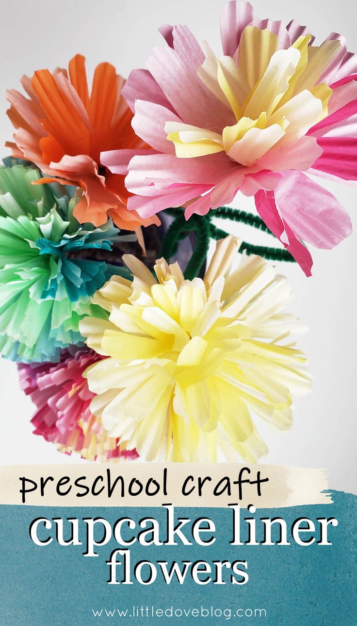 Bright flowers make of paper cupcake liners. Cupcake Liner Flowers Diy, Cupcake Liner Flower Craft, Cupcake Wrapper Flowers, Homemade Flowers Diy, Preschool Flower Crafts, Cupcake Paper Flowers, Easy Paper Flowers For Kids, Simple Flower Craft, Cupcake Paper Crafts