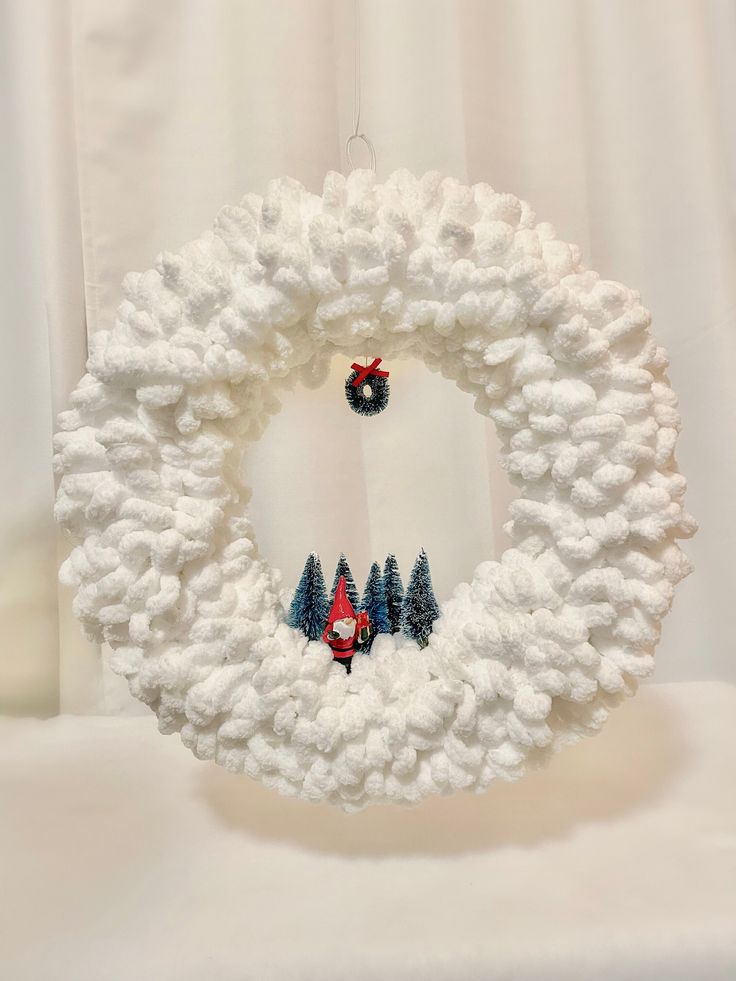 White loop yarn wreath, with gnome, pine trees and small wreath, handmade, perfect for hanging on doors or on top of a fireplace! Heart Wreath Tutorial, Candy Cane Wreath Tutorial, Christmas Gnome Wreath, Christmas Yarn Wreaths, Yarn Heart, Deco Mesh Wreaths Tutorials, Gnome Wreath, Decorated Wreaths, Mesh Wreath Tutorial