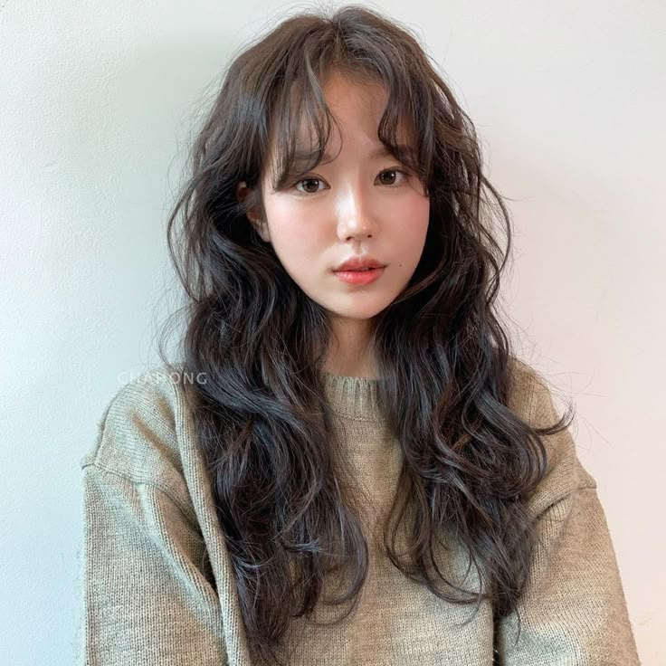 Korean Curtain Bangs, Korean Wavy Hair, Wavy Layered Hair, Baby Curls, Bangs Wavy, Bangs Wavy Hair, Wavy Bangs, Brown Wavy Hair, Hair Perm