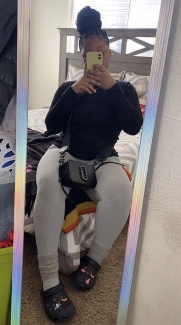 Baddie Outfits Grey Leggings, Black Shirt And Grey Leggings Outfit, Nike Leggings Outfit Black Women, Cute Black Crocs Outfits, Baddie Outfits With Black Leggings, Baddie Outfits With Grey Leggings, Chill Outfits With Crocs, Chill Crocs Outfit, Cute Simple Outfits With Leggings