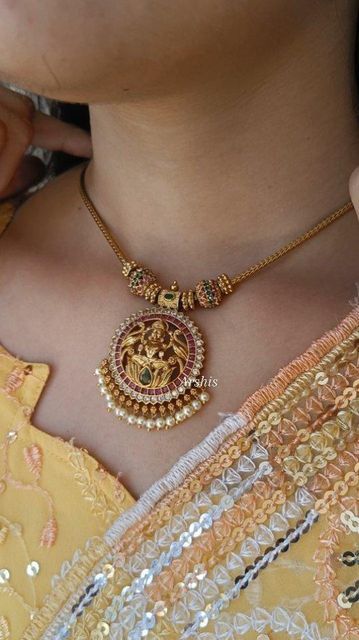 Antique Gold Chain Women, Chokar Design Jewelry In Gold Latest, Lakshmi Locket Gold, Harams Gold Indian Jewellery Design, Gold Stone Necklace Designs, Simple Jewellery Design Indian, Dollar Chain Gold Indian, Pendant Designs Gold Simple, 10gms Gold Necklace Designs