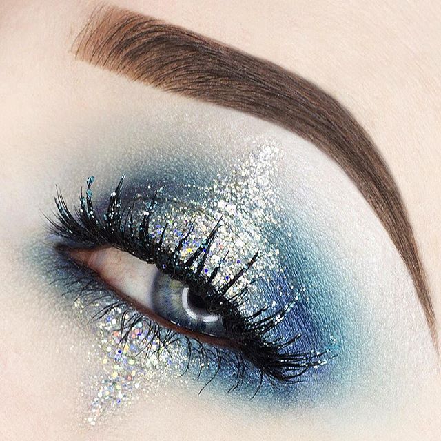 ice queen makeup ; icy blue eye shadow ; silver glitter Trucco Smokey Eye, Ice Makeup, Ice Queen Makeup, Fantasy Make-up, Makeup Geek Eyeshadow, Foil Eyeshadow, Space Makeup, Halloween Eye Makeup, Queen Makeup