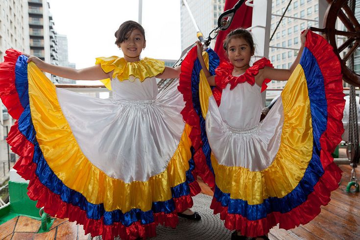 Related image Columbia Outfit, Folkloric Dress, Colombian Girls, Colombian Culture, Columbia Dresses, Carnival Dress, 23 August, Traditional Dance, Folk Dresses