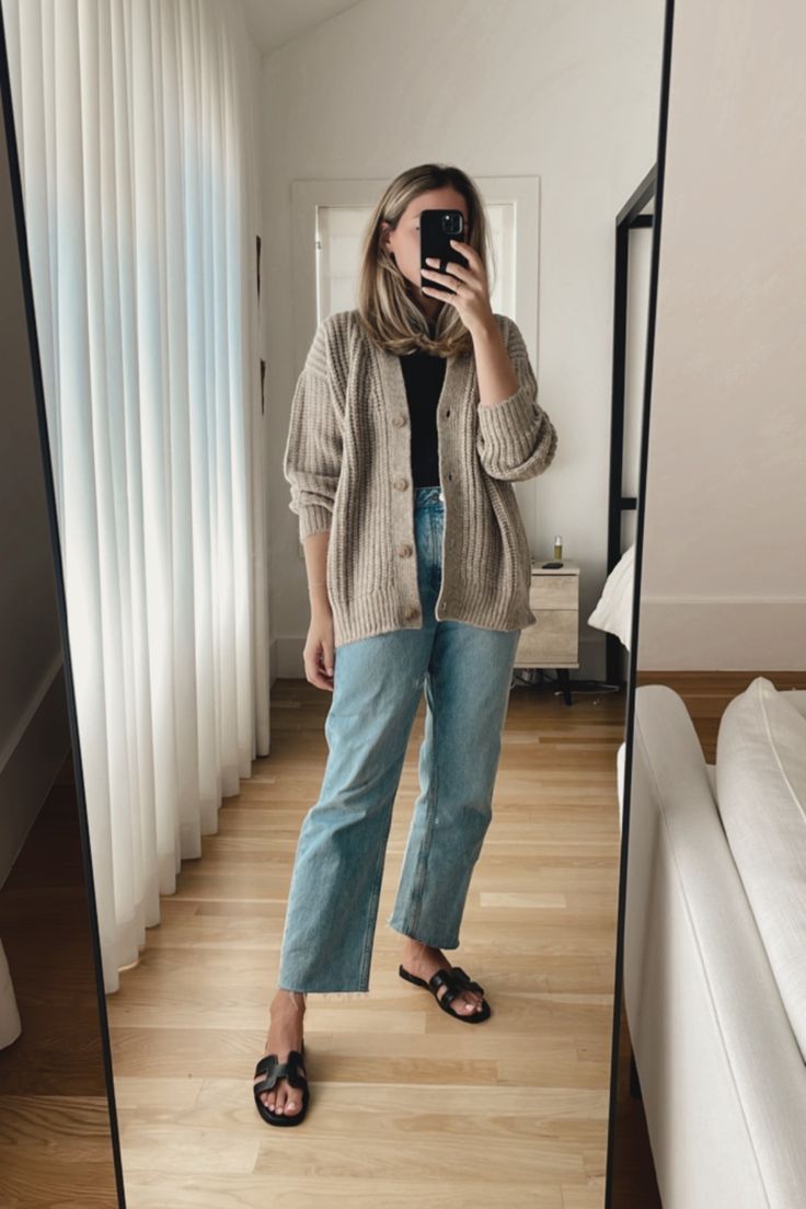 Adorable Outfits For Women, Laid Back Casual Outfits, Practical Style Outfits, Cute Pnw Outfits, Jeans And Oversized Button Up, Mom Street Style Casual, Easy Mom Fall Outfits, Mom Cardigan Outfits, Timeless Mom Outfits