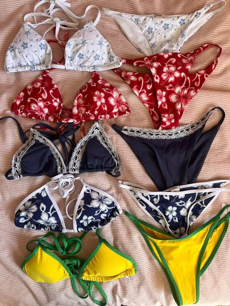 Cute Swimsuits Two Piece, Early 2000s Bathing Suit, Triangl Bikinis Vsco, Summer Bathing Suit Outfits, Cute Y2k Bikinis, 90s Bikinis Style, Aestethic Bikinis Grunge, Mamma Mia Swimsuit, 2000s Bathing Suits