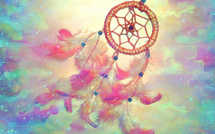 a dream catcher hanging from a string with words written in spanish above it on a colorful background