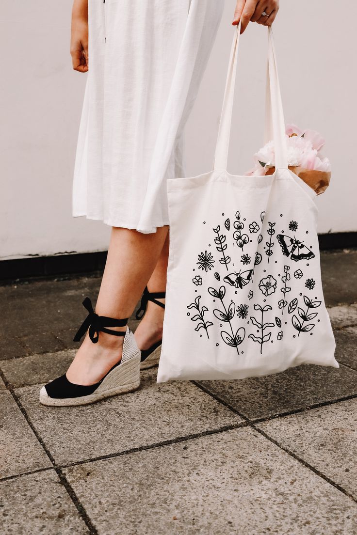 Illustrated Floral Tote Bag by Hannah Cromwell SHOP NOW Totes Ideas, Sac Diy, Floral Tote Bag, Designer Totes, Eco Bag, Spring Fashion Trends, Simple Bags, Diy Bag, Tote Bag Design