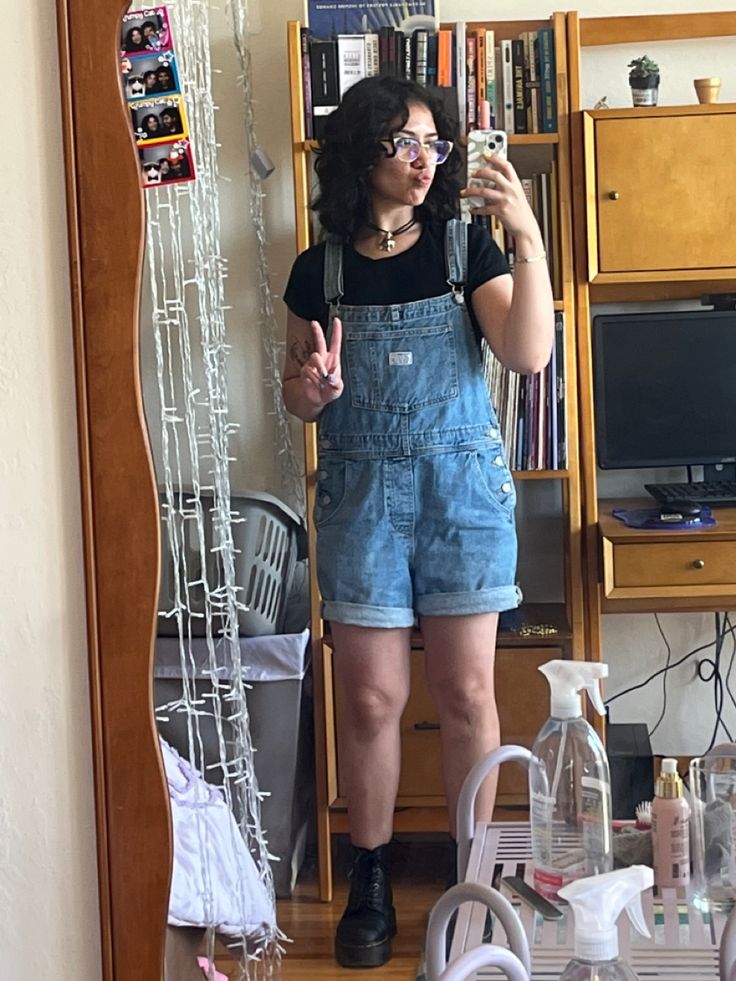 How To Style Short Overalls, Girly 90s Outfits, Enby Vibes, Shorts Overalls Outfit, Short Overalls Outfit, Overalls Outfit Short, Overalls Outfit Summer, Overall Shorts Outfit, Shortalls Outfit