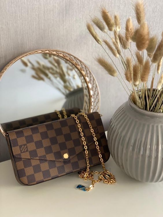 Felicie Pochette Louis Vuitton Outfit, Small Louis Vuitton Bag, Beige Ootd, Felicie Pochette, Louis Vuitton Outfit, Louis Vuitton Felicie Pochette, Pochette Felicie, Pochette Louis Vuitton, Sac Louis Vuitton