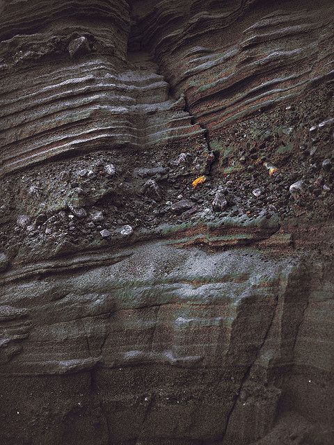 an image of some rocks that are very close together