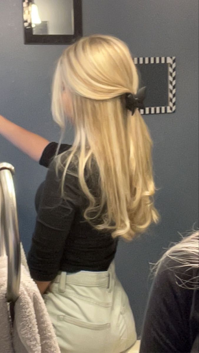 blonde hair pulled back into a clip Pretty Blonde Hairstyles, Long Hair Styles Blonde, Blonde Girl Hairstyles, Romantic Blonde Hair, Blonde Hairstyles Women, Blonde Hair Color Ideas Long Hair, Light Blonde Long Hair, Blonde Hair Inspo Pics, Rich Girl Blonde