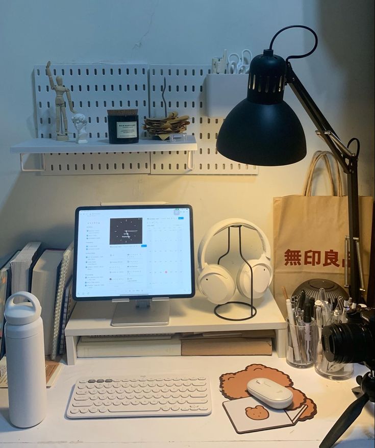 aesthetic desk setup, minimal white desk, desk setup ideas Desk Ipad Setup, Ipad Setup Desk, Ipad Pro Desk Setup, Ipad Desk Setup Aesthetic, Laptop And Ipad Desk Setup, Laptop Setup Aesthetic, Minimal Study Room, Aesthetic White Desk, Organise Desk