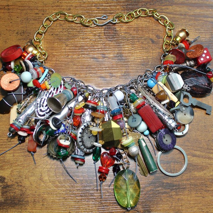 Things To Make With Old Jewelry, Upcycled Jewelry Diy, Junk Necklace, Upcycle Toys, Assemblage Art Collage, Treasure Necklace, Altered Art Jewelry, Upcycled Vintage Jewelry, Vintage Assemblage Jewelry