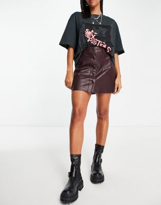 Big Shirt Small Skirt, Burgundy Leather Skirt Outfit, Red Leather Skirt Outfit, Short Leather Skirt Outfit, Leather Pleated Skirt Outfit, Mini Leather Skirt Outfit, Pleated Skirt Outfit Short, Burgundy Skirt Outfit, Leather Mini Skirt Outfit