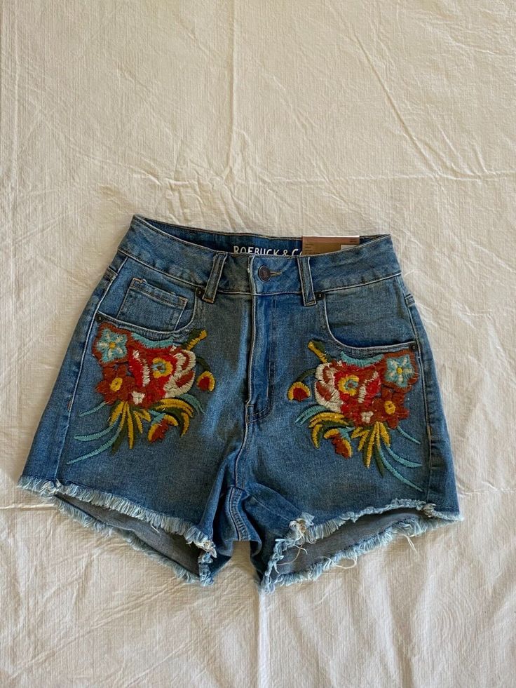 Girls Size 2 Denim Shorts With Flower Embellishments Emo Shorts, 90s Jean Shorts, Floral Shorts Outfits, Cute Short, Specific Aesthetic, Embroidered Jean Shorts, Outfit Aesthetics, Fancy Fits, Thrift Inspo