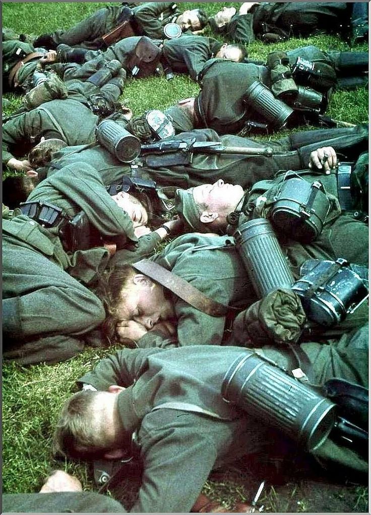 Germany Ww2, Taking A Nap, Wwii Photos, German Soldiers Ww2, German Uniforms, History Images, German Army, Historical Pictures, Pictures Images