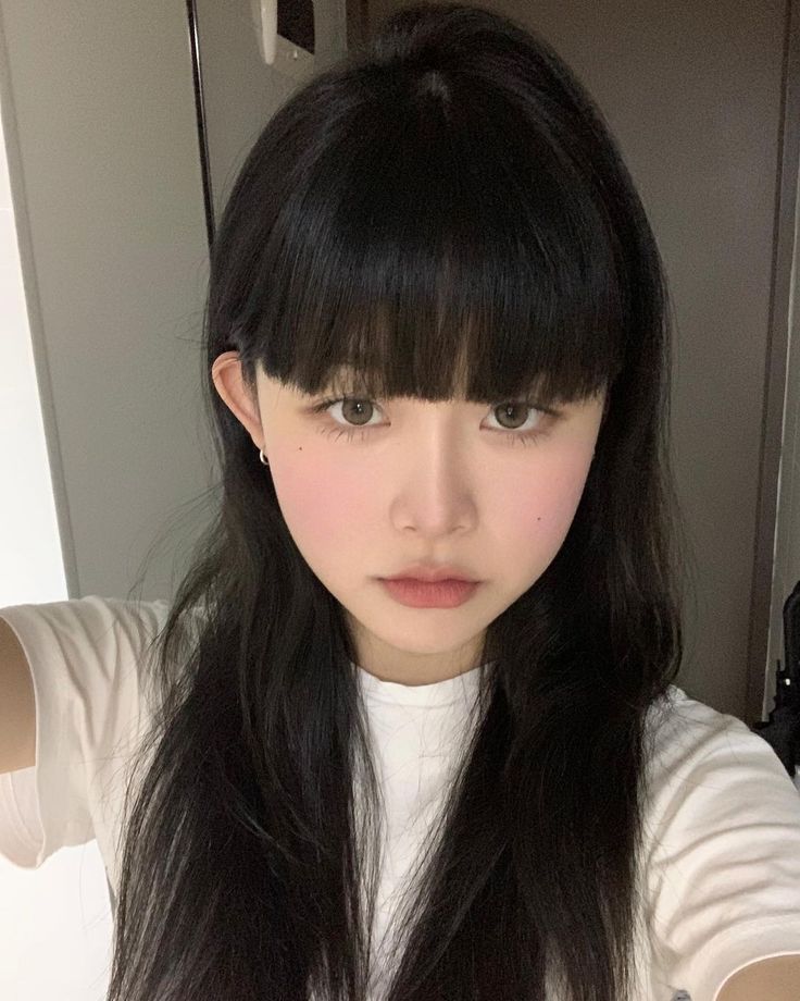 Full Bangs Long Hair, Korean Makeup Look, Minimalistic Aesthetic, Full Bangs, Ulzzang Makeup, Korean Japanese, Grunge 90s, Cute Makeup Looks, Long Hair With Bangs