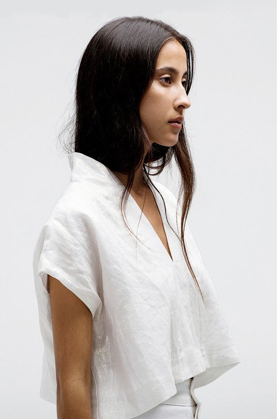 Mode Monochrome, Sewing Blouses, Trendy Sewing, Linen Fashion, Minimal Chic, Simple Chic, Black Women Fashion, Looks Chic, Linen Top