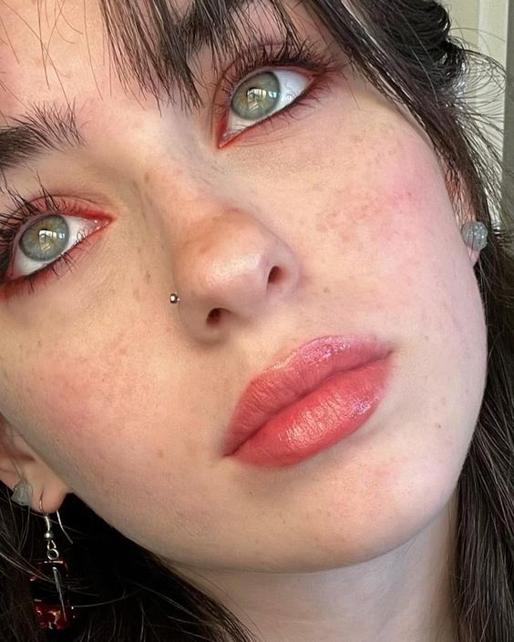 Simple Makeup Looks Freckles, Dark Facial Features, Makeup For Lidded Eyes, Pretty Lip Makeup, Heavy Blush Makeup Aesthetic, Indie Rock Makeup, Grunge Makeup For Blue Eyes, Unconventional Eyeliner, Soft Red Eyeshadow