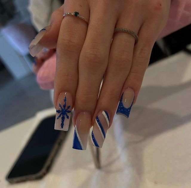 Blue And White Christmas Nail Designs, Dark Blue Christmas Nails Winter, White And Blue Nails Christmas, Dark Blue Winter Nail Designs, Dark Blue Nails Christmas, Christmas Nails White And Blue, Winter Christmas Nails Blue, Christmas Nails Acrylic Blue, Winter Blue Nails Acrylic