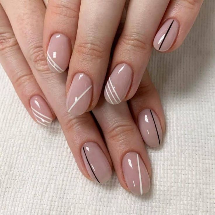 Pedicure With Line Design, Easy Lines Nail Art, Simple Detail Nails, Linear Nail Art, Short Nails With Lines, Simple Line Design Nails, Swirl Nail Designs Short Nails, Straight Line Nail Art, Simple Line Nail Designs