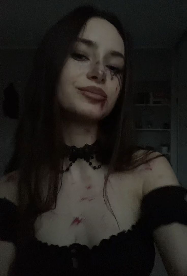 Female Vampire Halloween Costume, Halloween Makeup Vampire Pretty, Vampire Witch Costume, Vampire Aesthetic Halloween Costume, Aesthetic Vampire Makeup, Vampire Costume Aesthetic Women, Vampire Female Costume, Vampire Female Outfit, Vampire Victim Makeup