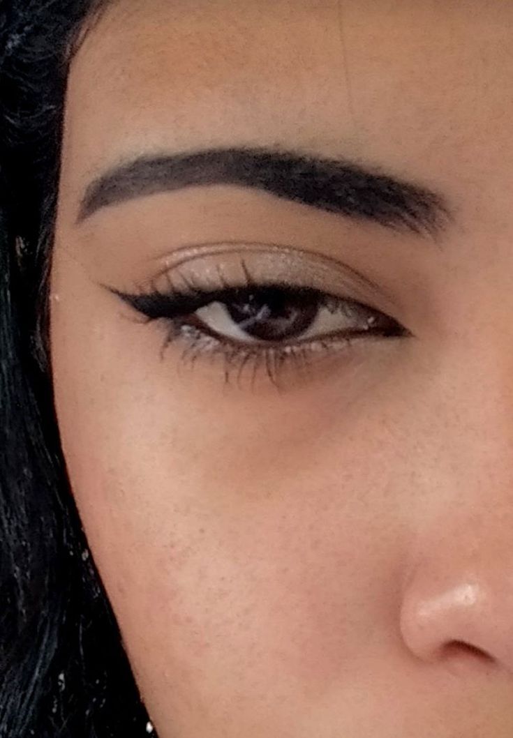 Siren Eyes Natural Makeup, Makeup Looks For Semi Formal, Simple Siren Eyes Makeup, Eyeliner For Siren Eyes, Siren Eyes Brown Eyeliner, Siren Eyes With Eyeliner, Eyeliner Tutorial Siren Eyes, Siren Eyes On Almond Eyes, Simple Siren Makeup