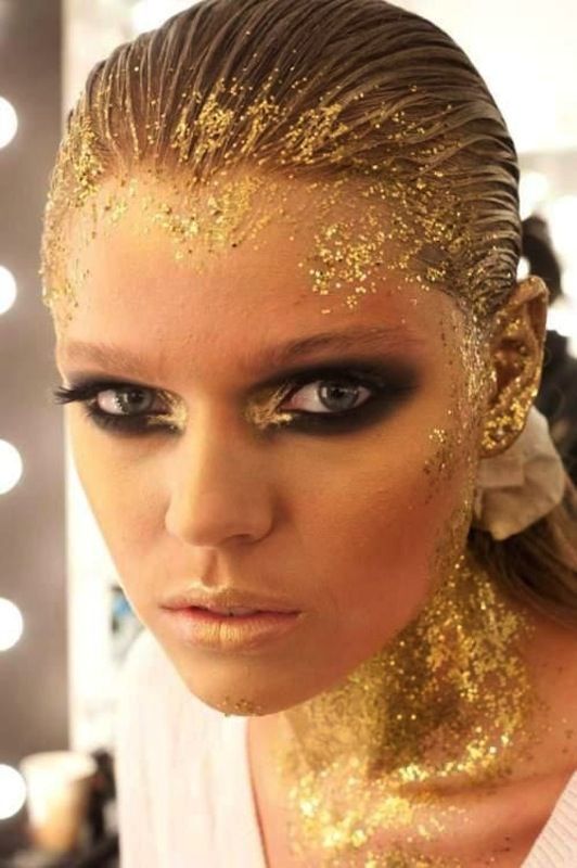 Golden goddess halloween make-up idea Extreme Make-up, Makeup Runway, Editorial Make-up, Fantasy Make-up, Halloweenský Makeup, Halloween Nails Diy, Show Makeup, Avant Garde Makeup, Runway Makeup