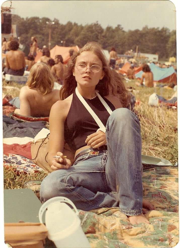 My mom, age 15, smoking at an Allman Brothers concert with a broken arm. Watkins Glen '73 Hippie Aesthetic, Broken Arm, Estilo Hippy, Mode Hippie, Watkins Glen, 70s Inspired Fashion, Allman Brothers, 70s Aesthetic, 70s Vibes