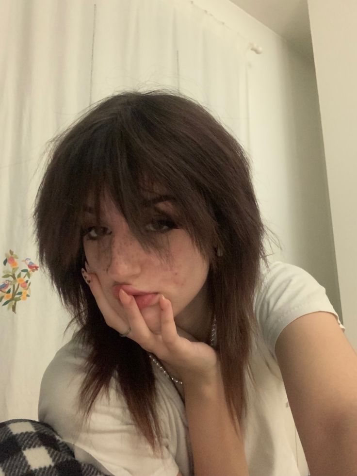 Short Choppy Layers On Long Hair, Shaggy Shoulder Length Hair Straight, Grunge Hair Straight, Straight Grunge Hair, Shaggy Grunge Hair, Middle Part Emo Hair, Emo Aesthetic Hair, Grunge Straight Hair, Long Gender Neutral Hair