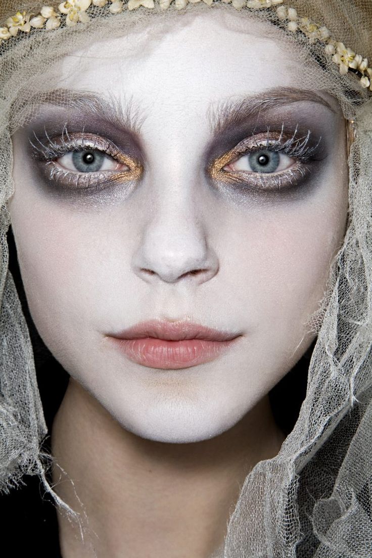 Victorian Ghost Makeup Ghost Makeup, Makeup Zombie, Halloween Make-up Looks, Ghost Bride, Zombie Bride, Weird Vintage, Jessica Stam, Halloween Makeup Pretty, Halloween Creepy