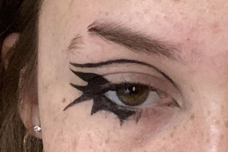 Eyeliner Inspo, Alt Indie, Trad Goth, Alt Makeup, Swag Makeup, Alternative Makeup, Cool Makeup Looks, Male Makeup, Edgy Makeup