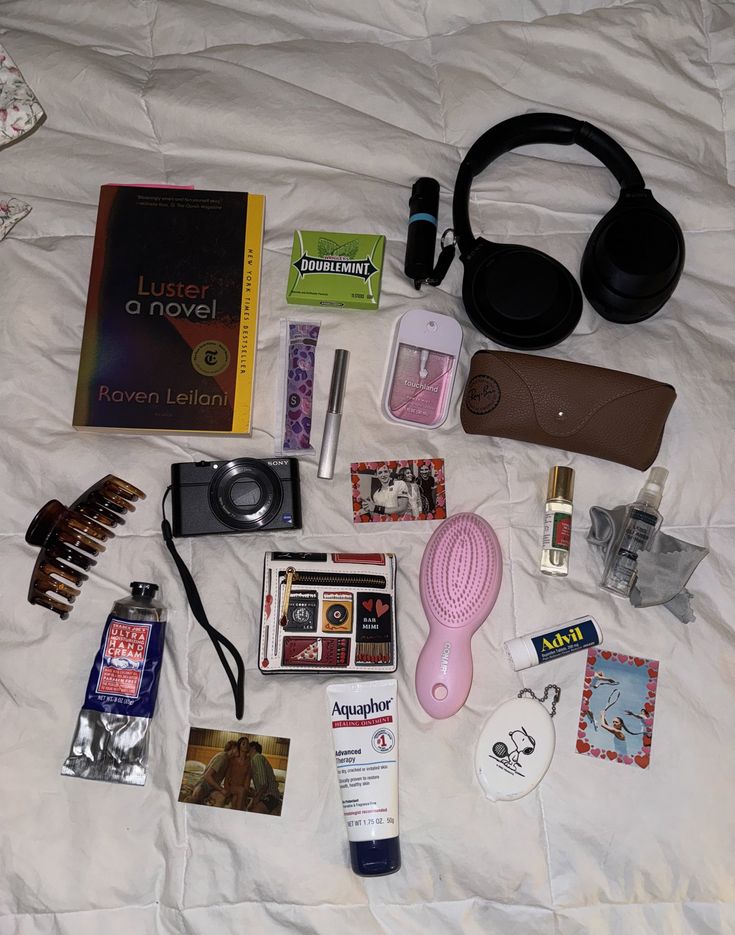 kayla (@biondcd) on X Inside My Bag Aesthetic, What's Inside My Bag, My Bag Aesthetic, My Tote Bag, Everyday Bag Essentials, Stylish School Bags, Backpack Essentials, Travel Bag Essentials, Inside My Bag