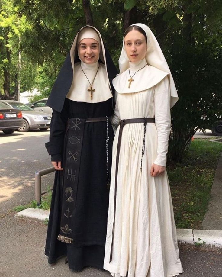 Headcanons Ideas, Catholic Clothing, Christian Veils, Priest Outfit, Nun Outfit, Nuns Habits, Nun Costume, Lorraine Warren, Taissa Farmiga