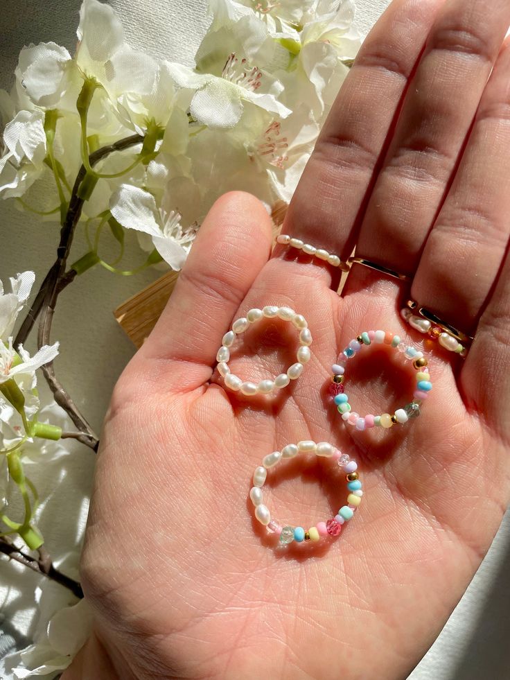 3 beautiful and handmade pearl rings made of high-quality freshwater pearls and colorful pastel pearls. The delicate rings are the perfect gift idea for you or your loved ones.🌸 All beads are abrasion and waterproof. Sizes: Very small = very narrow fingers (1.4-1.5 cm diameter) US: 5-6 Small = narrow fingers (1.5-1.6 cm) US: 6-7 Medium = narrow to normal width fingers (1.7-1.8 cm) US: 7-8 Large = slightly wider fingers (1.9-2.0 cm) US: 9-10 Very large = wider fingers (2.1-2.2 cm) US: 11-12 This Gift Idea For Girlfriend, Rings Pearl, Beaded Jewelry Pattern, Pastel Beads, Pearl Rings, Rings Rings, Special Ring, Pastel Wedding, Cute Rings