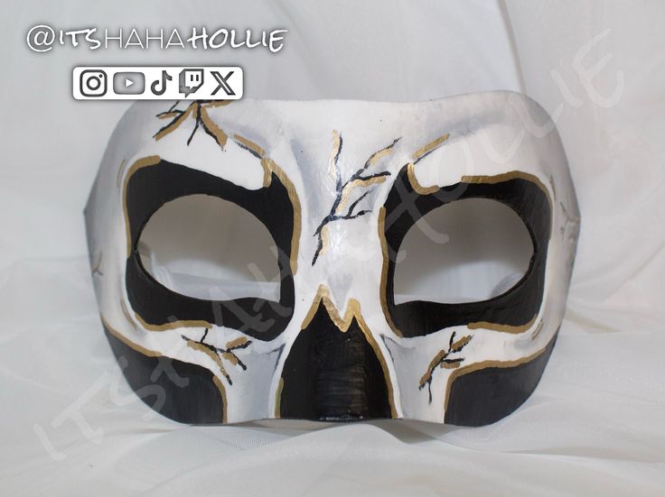 𝐓𝐢𝐭𝐥𝐞: "Golden Skull" 𝐀𝐫𝐭𝐢𝐬𝐭: Hollie Barron 𝐃𝐞𝐝𝐢𝐜𝐚𝐭𝐞𝐝 𝐓𝐨: 𝐒𝐢𝐳𝐞: 7in × 3.8in × 2in 𝐌𝐞𝐝𝐢𝐮𝐦: Acrylic Paint 𝐃𝐚𝐭𝐞: September 20, 2024 𝐃𝐞𝐬𝐜𝐫𝐢𝐩𝐭𝐢𝐨𝐧: A skull is a perfect symbol for spooky season! I absolutely love how these came out. There are cracks in the skull, which are all also defined with the gold. Perfect for a quick, last minute costume. Black And Gold Masquerade Mask, Gold Masquerade Mask, Painted Skull, Half Skull, Mask White, Mask Painting, Last Minute Costumes, Half Mask, Skull Painting