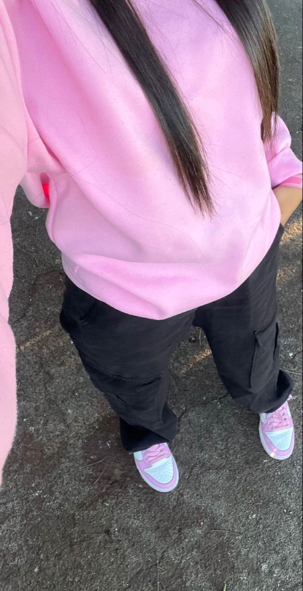 Baddie Outfits With White Jeans, Outfits With Light Pink Shirt, Color Cordinate Outfit, 23 Year Old Outfits, Basic Cute Outfits, Clinic Outfits, Light Pink Outfit, Bhaddie Hairstyle, Outfits With Pink