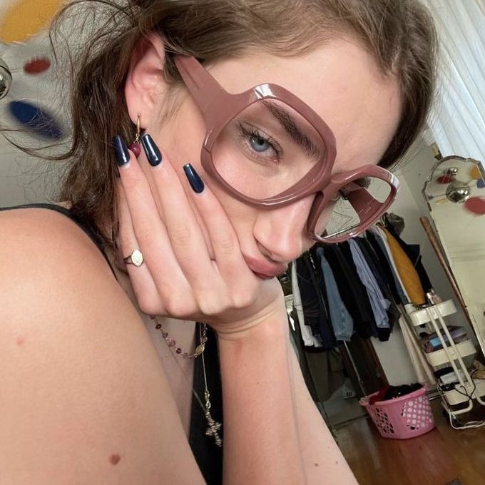 Big Square Glasses Aesthetic, Square Tip Acrylic Nails, Up Close Selfie, Square Glasses Aesthetic, Big Glasses Aesthetic, Camille Roth, Chunky Glasses, 70s Glasses, Glasses Outfit