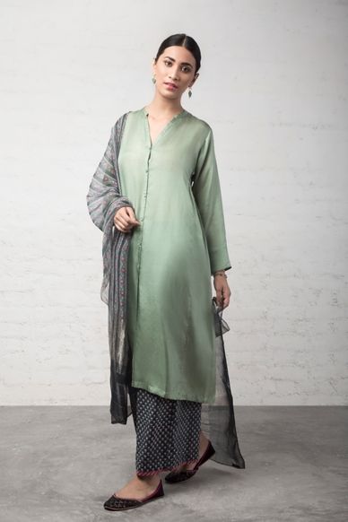 Good Earth - Zehra:Sabrina Habutai Silk Kurta Kebaya Dress, Indian Designer Suits, Salwar Kamiz, Good Earth, Batik Fashion, Silk Kurta, Kurta Designs Women, Modest Wear, Dress Indian Style