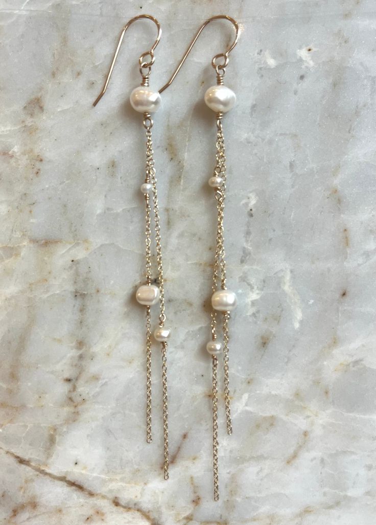 Lightweight, effortless elegance. These long, freshwater pearl, 14kt GF Chain earrings are perfect bridal earrings or an effortlessly chic look for any event. Chain Earrings Dangle Diy, Dangly Beaded Earrings, Silver And Pearl Jewelry, Earring Making Ideas, Diy Wedding Earrings, Bead Earrings Ideas, Chain Earrings Dangle, Pearl Bead Earrings, Pearl Long Earrings