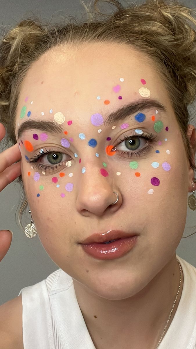 Colorful Freckles Makeup, Polka Dot Makeup, Balloon Makeup, Karneval Inspiration, Neon Face Paint, Easy Face Painting Designs, Festival Face Paint, Circus Makeup, Make Carnaval