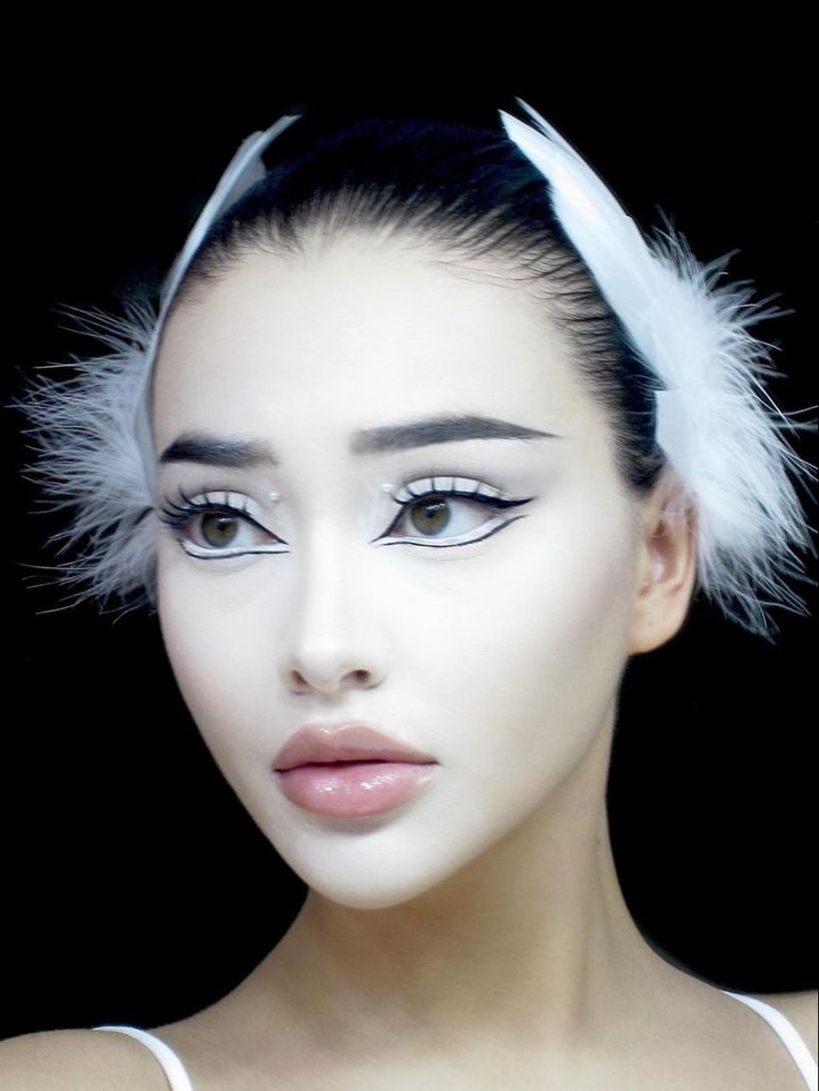 Black Swan Costume Halloween, Black Swan Makeup, Swan Makeup, Ballet Makeup, Easy Halloween Makeup Ideas, Swan Lake Costumes, Swan Costume, Futuristic Makeup, Easy Halloween Makeup