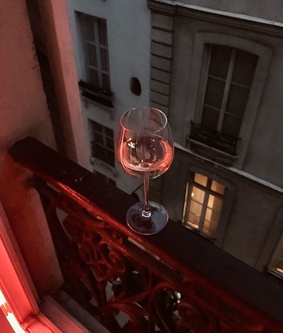 Life aesthetic Art Amour, You Are My Moon, Cherry Wine, Jazz Club, A Glass Of Wine, Glass Of Wine, Red Aesthetic, French Girl, City Life