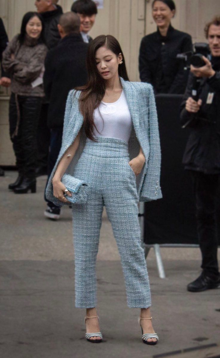 Jennie at Chanel Event Jennie Suit, Jab We Met Geet Dress, Jennie Suit Outfit, Chanel Suits For Women, Jennie In Chanel Outfit, Jennie Kim Chanel Outfit, Channel Jennie Outfit, Jennie Chanel Outfit, Jennie Kim Channel Outfits